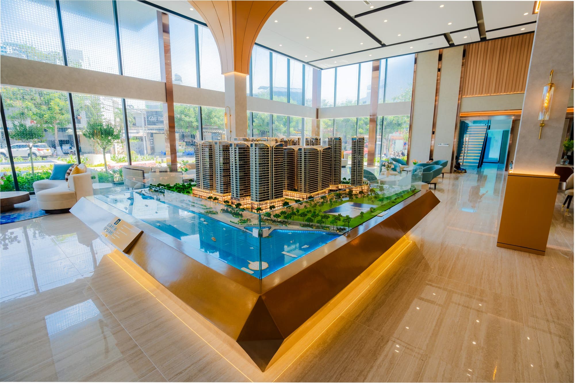 Sa bàn dự án tại văn phòng bán hàng Capital Square